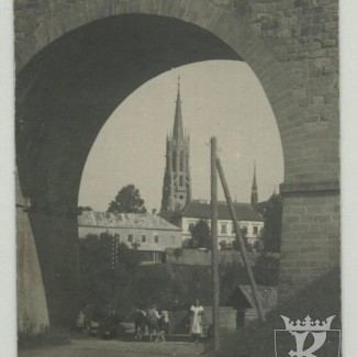 Grybów. Widok na kościół