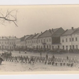Grybów. Rynek w 1941 roku - postój żołnierzy niemieckich