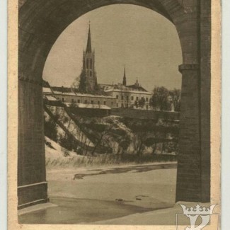 Grybów. Kościół i dwór na tle wiaduktu