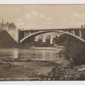 Grybów. Most żelbetonowy w mieście na rzece Białej