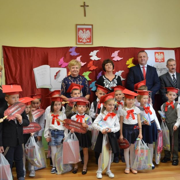Ślubowanie uczniów klasy pierwszej Szkoły Podstawowej Nr 2 w Grybowie