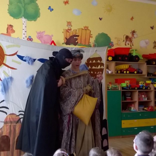 2016-04-06: Przedstawienie w Dwójce "Alibaba i czterdziestu rozbójników"