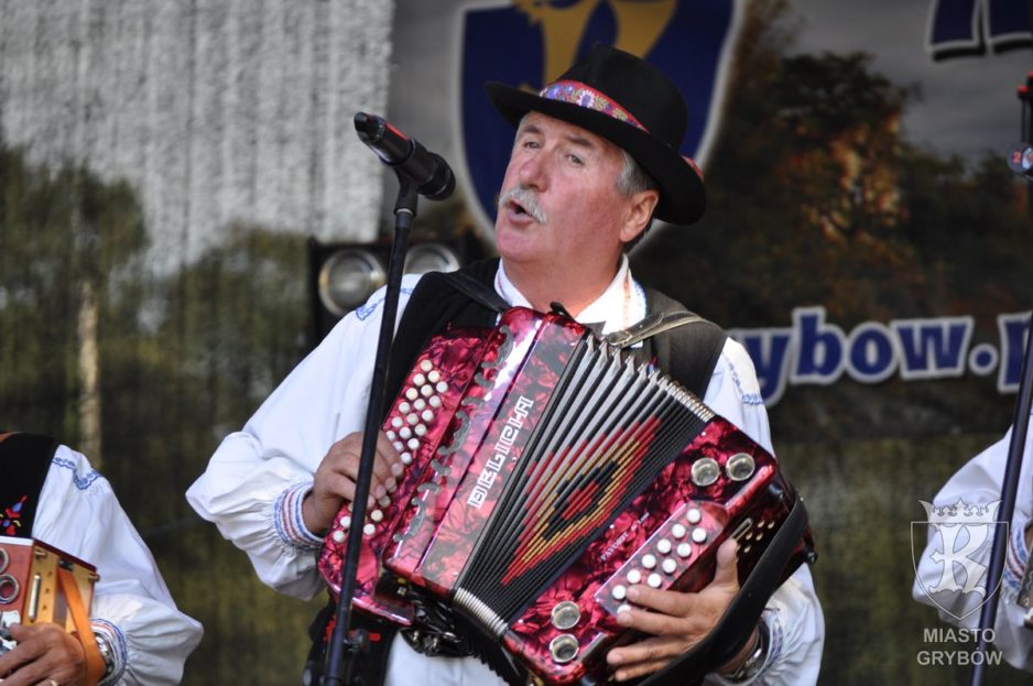 2017-09-09: Jesień Grybowska 2017 – Występ zespołu folklorystycznego “Presovski Heligonkari” 2017-09-09: Jesień Grybowska 2017 - Występ zespołu folklorystycznego "Presovski Heligonkari"