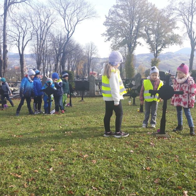 2017-11-06: Wizyta przedszkolaków na cmentarzu