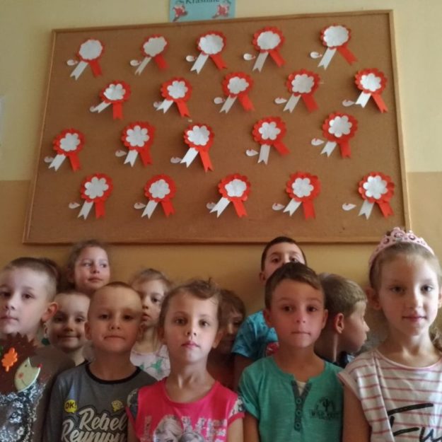 2019-11-08: Biało-czerwone kotyliony na Narodowe Święto Niepodległości