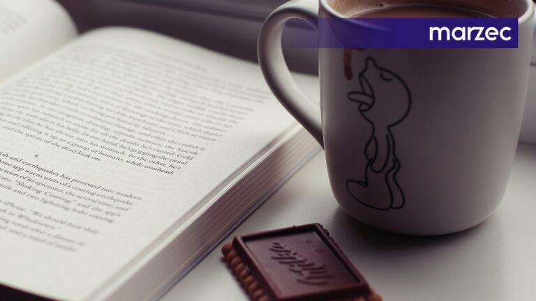 Grafika ilustracyjna: Z lewej otwarta książka, na środku tabliczka czekolady, z prawej kubek kawy