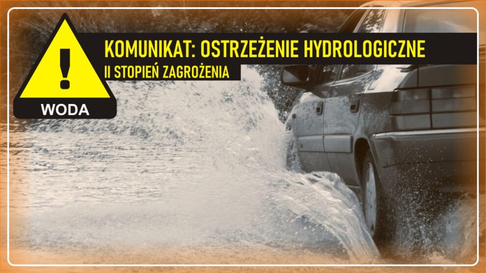 Komunikat pogodowy: Ostrzeżenie meteorologiczne – WODA (II stopień zagrożenia) Grafika ilustracyjna: Jadący samochód wzbudza wysoką falę wody (pomarańczowa ramka dookoła obrazka)