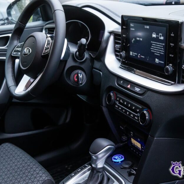 Przekazanie radiowozów dla Policji