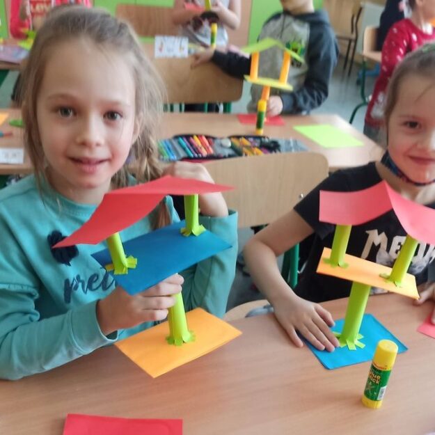 Karmniki dla ptaków wykonane przez uczniów kl. 1b