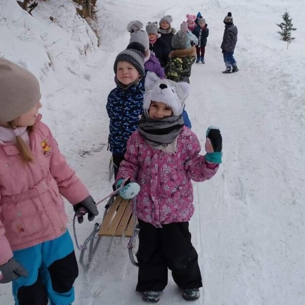 Zimowe zabawy w szkole i na dworze