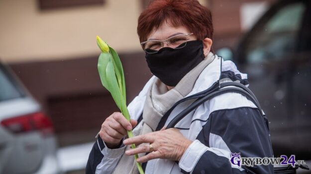Kwiatek z okazji Dnia Kobiet wręczany Paniom na Rynku w Grybowie