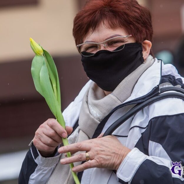 Kwiatek z okazji Dnia Kobiet wręczany Paniom na Rynku w Grybowie