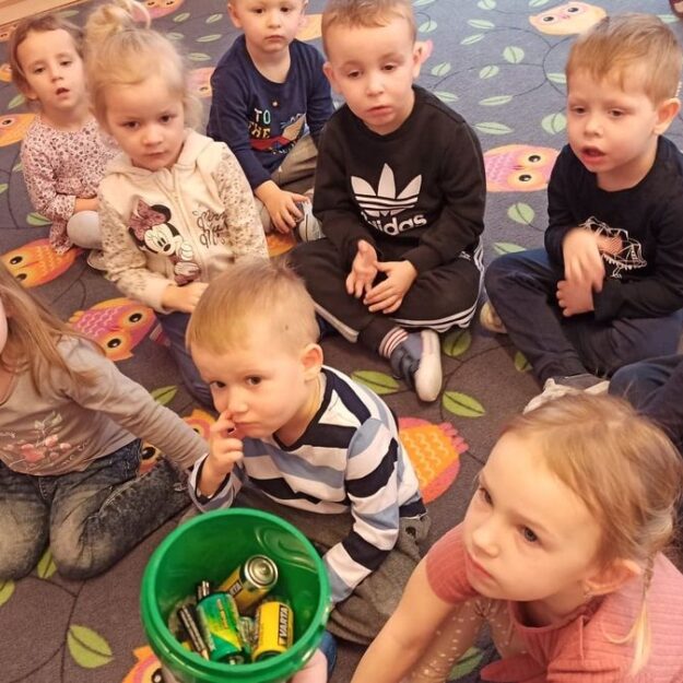Najmłodsza grupa przedszkolna poznaje różne baterie i ich zastosowanie w codziennych urządzeniach