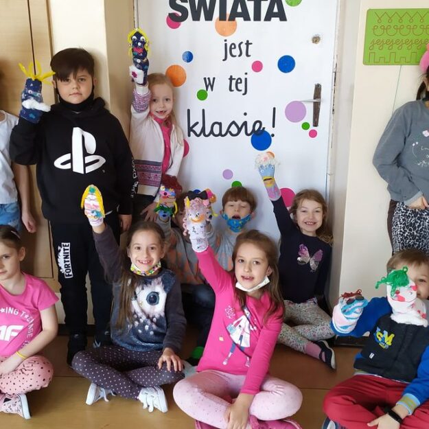 Kolorowe skarpetki przygotowywane przez dzieci z Jedynki