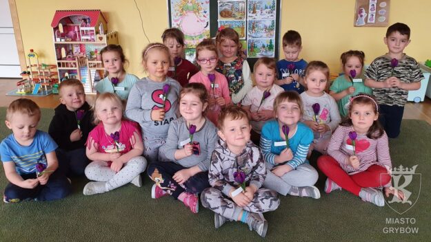 Witaj Wiosno – Hello Spring Zbiorowe zdjęcie dzieci prezentujących papierowe tulipany