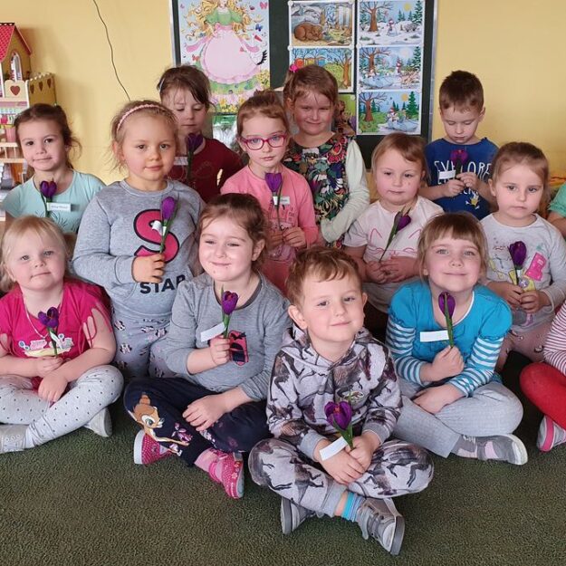 Zbiorowe zdjęcie dzieci prezentujących papierowe tulipany