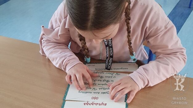 Akcja społeczno-edukacyjna Żonkile 2021 Uczniowie w czasie zajęć świetlicowych pracują z kartami pracy „Kultura żydowska: święta i tradycje”