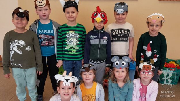 Dzieci pozują do zdjęcia z maskami zwierząt