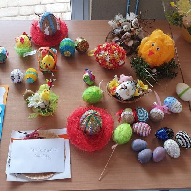 Świąteczne kartki, pisanki i dekoracje przygotowane przez uczniów klas 7 i 8 z Jedynki