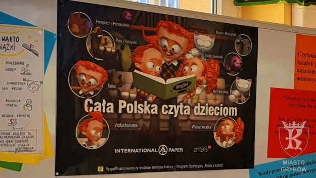 Na tablicy wiszący plakat związany z akcją „Cała Polska czyta dzieciom”