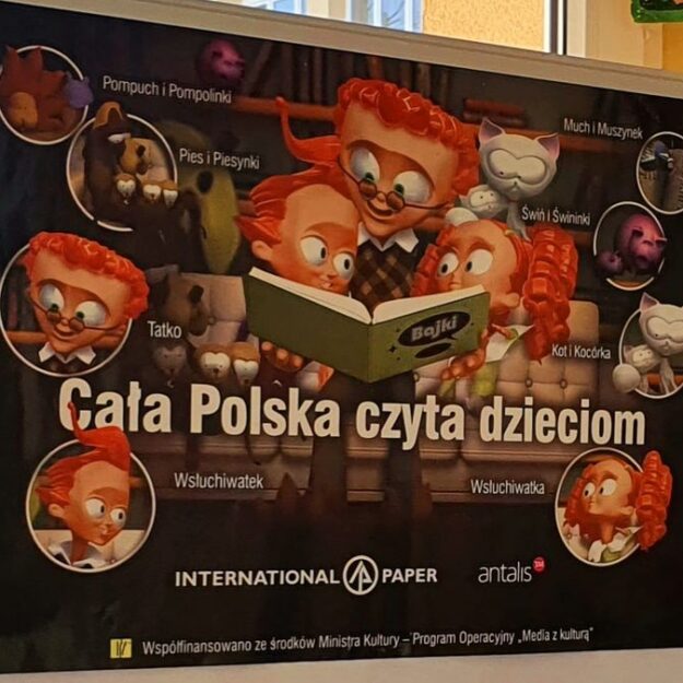 Na tablicy wiszący plakat związany z akcją „Cała Polska czyta dzieciom”