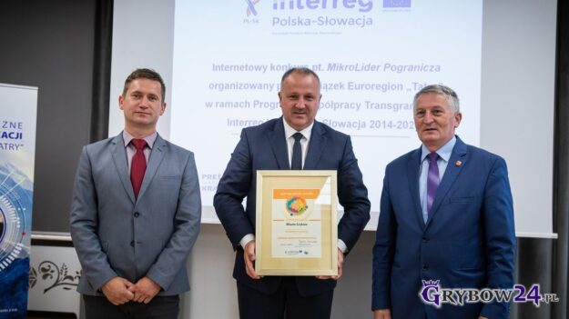 Prezentacja wyróżnienia - Burmistrz w otoczeniu Przewodniczącego oraz Dyrektora Biura Związku Euroregion "Tatry"