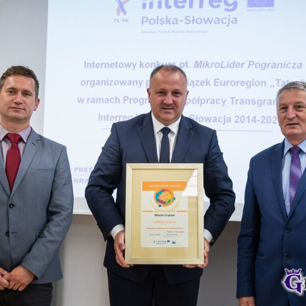 Prezentacja wyróżnienia - Burmistrz w otoczeniu Przewodniczącego oraz Dyrektora Biura Związku Euroregion "Tatry"