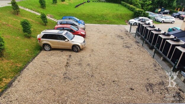 Gotowy parking przy ul. Szkolnej - nowe miejsca zajęte przez parkujące samochody
