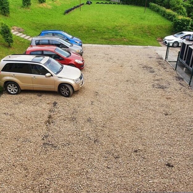 Gotowy parking przy ul. Szkolnej - nowe miejsca zajęte przez parkujące samochody