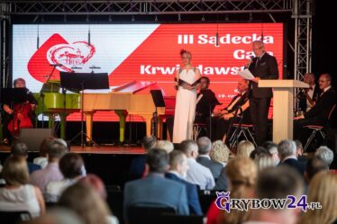 Scena a za nią ogromny telebim z napisem III Sądecka Gala Krwiodawstwa