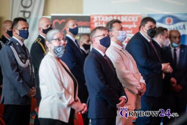 Zaproszeni goście stoją podczas otwarcia gali