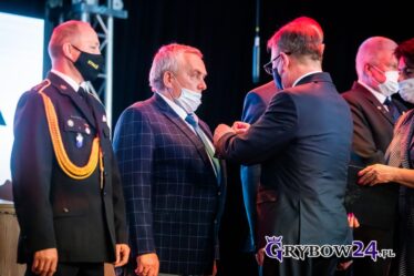 Pan Wacław otrzymuje odznaczenie