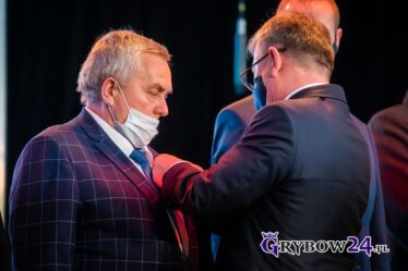Pan Wacław otrzymuje odznaczenie