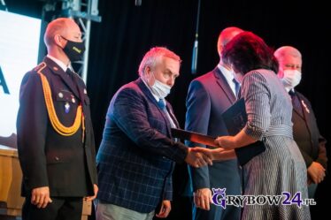 Pan Wacław otrzymuje pamiątkowy dyplom