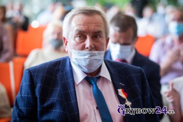 Pan Wacław prezentuje otrzymane odznaczenie