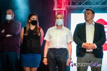 Wyróżnieni stoją na scenie w szeregu