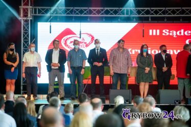 Wyróżnieni stoją na scenie w szeregu