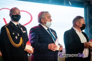 Pan Wacław ze statuetką wśród innych wyróżnionych