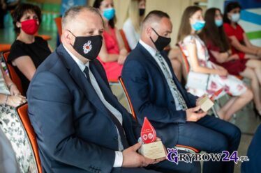 Burmistrz prezentuje otrzymaną statuetkę