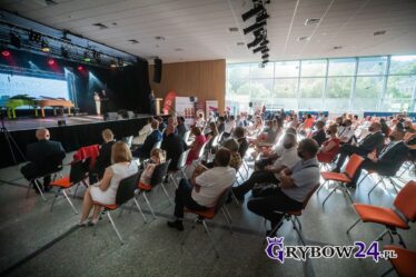 Widok na salę - zaproszeni goście siedzą w kierunku sceny