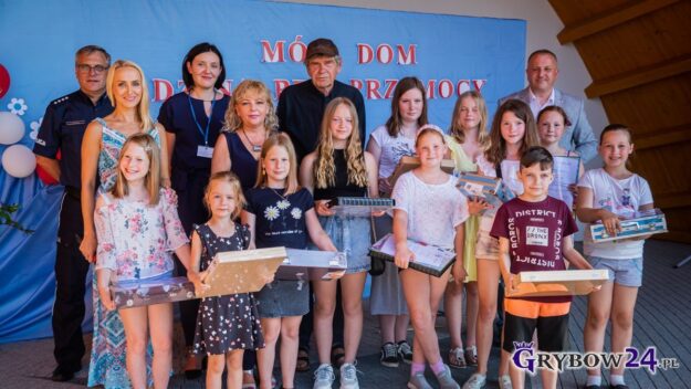 Laureaci konkursu plastycznego - po wręczeniu nagród
