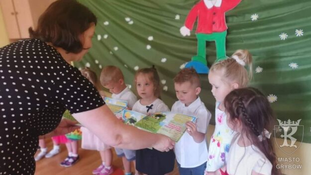 Pani Dyrektor wręcza indywidualnie dziecku dyplom wzorowego przedszkolaka