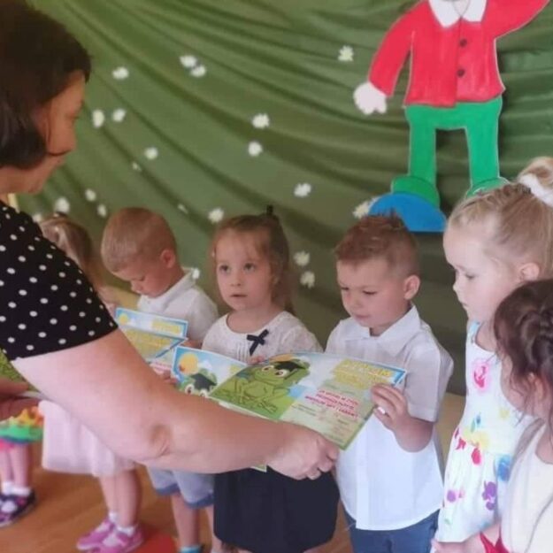 Pani Dyrektor wręcza indywidualnie dziecku dyplom wzorowego przedszkolaka