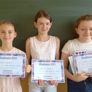 Uczestniczki z klasy 5a - Miriam, Agata oraz Izabela prezentują otrzymane dyplomy