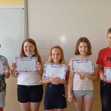 Uczniowie klasy 4a - Filip, Joanna, Martyna, Monika oraz Karol prezentują otrzymane dyplomy