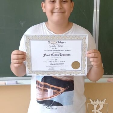 Jakub - uczeń klasy 5c - zdobywca I miejsca w szkole w swojej kategorii wiekowej, prezentuje otrzymany dyplom