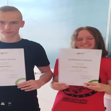 Uczniowie - Kamila i Paweł prezentują otrzymane zaświadczenia