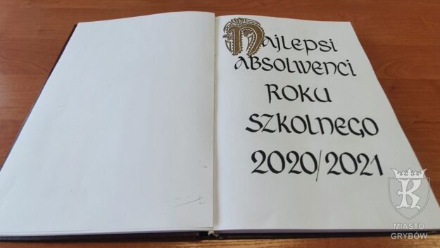 Złota Księga z fotografiami i nazwiskami najlepszych Absolwentów szkoły