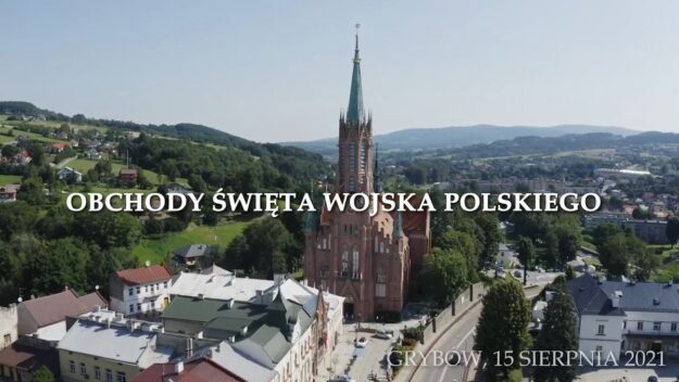 Widok z góry na część grybowskiego rynku z kościołem