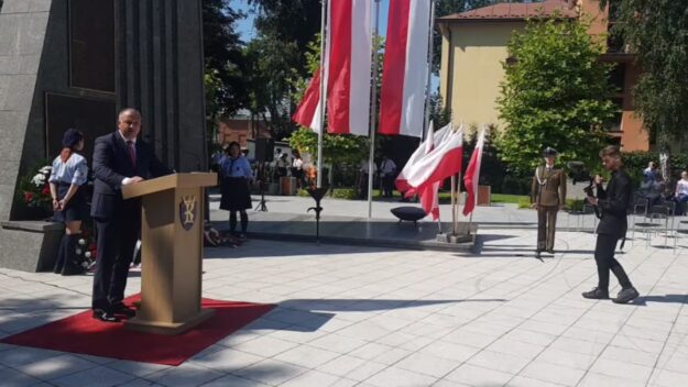 Burmistrz podczas przemówienia, w tle pomnik w Parku Miejskim w Grybowie